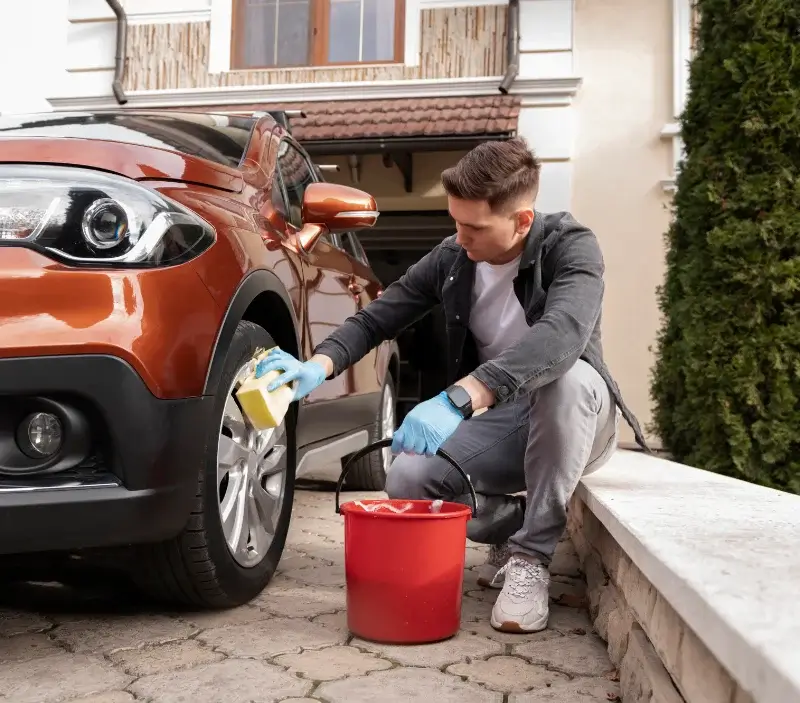Lavage auto à domicile La Balme-de-Sillingy : professionnel intervenant sur un véhicule